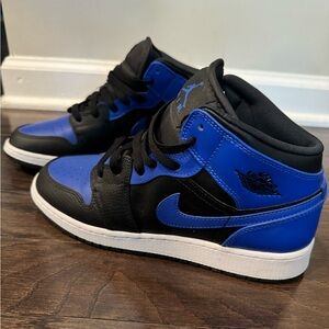 Air Jordan 1 Mid in Hyper Royal size 7 youth
